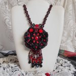 Collar Midnight in Paris bordado con cristales de Swarovski, rosas de resina, cuentas de semillas y puñales negros